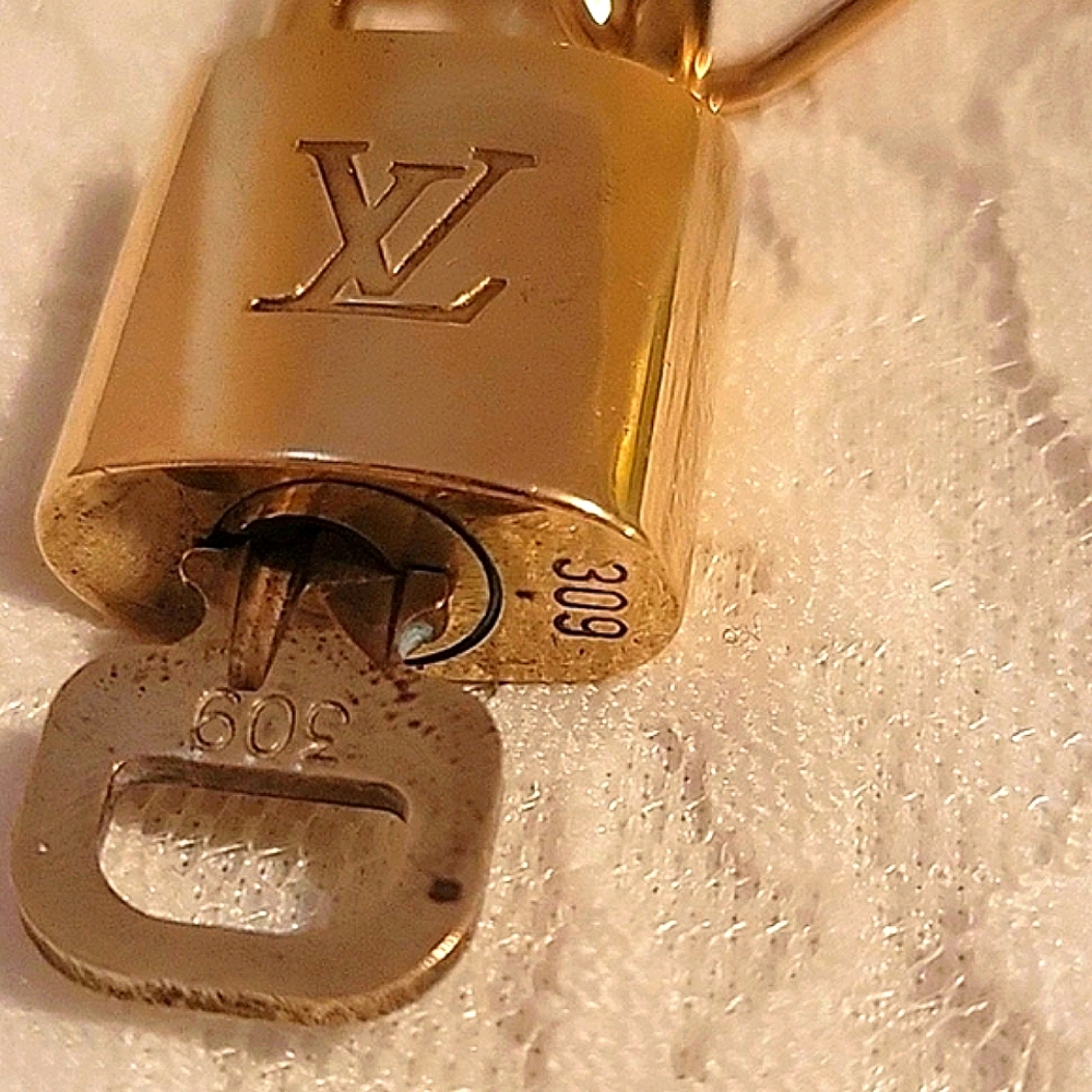 🔐 Louis Vuitton #309 LV Padlock & Key Set w/ Curb Link Gold-tone Necklace NEW! - Picture 7 of 7
